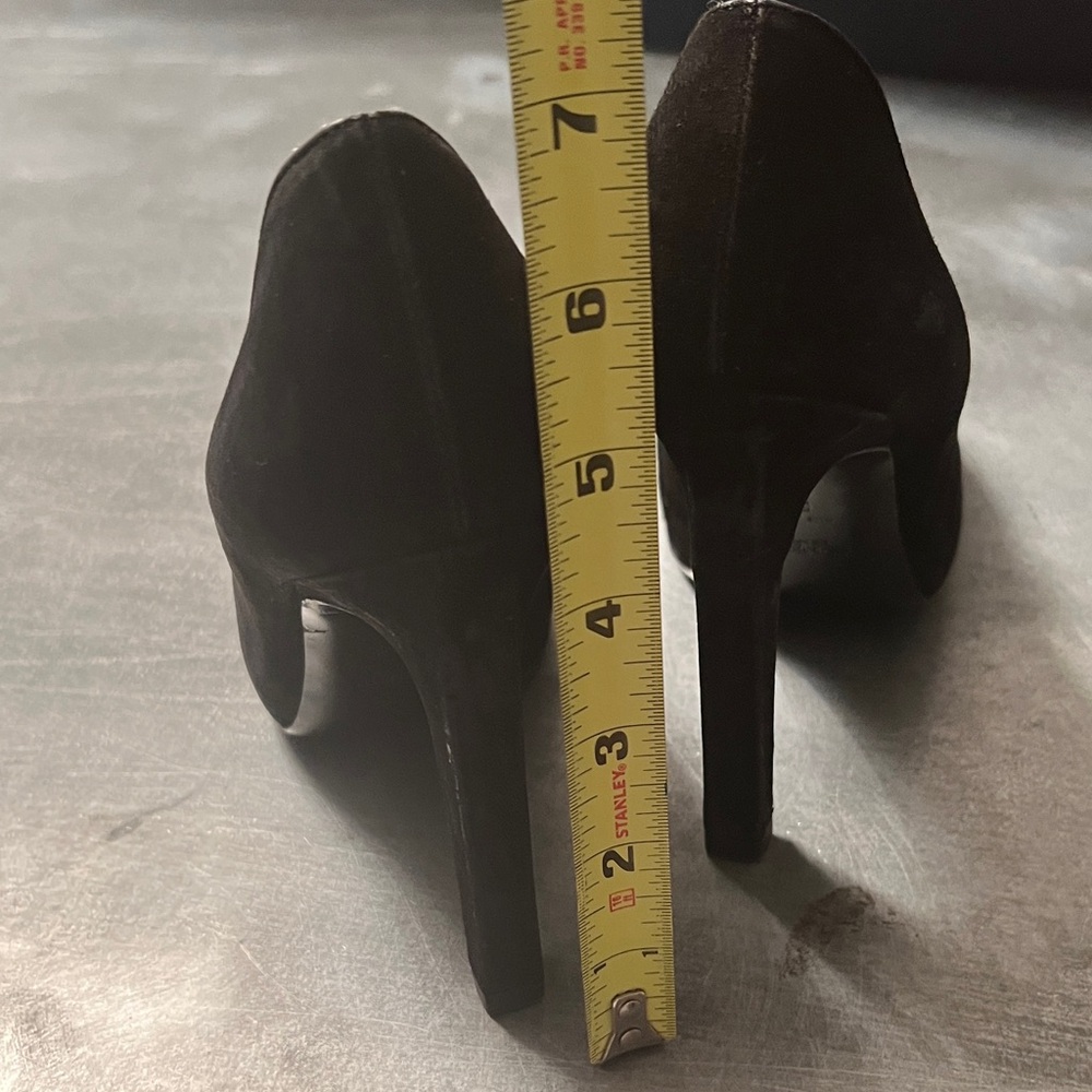 Yves Saint Laurent Black Pumps with Gold Detail - Picture 3 of 7